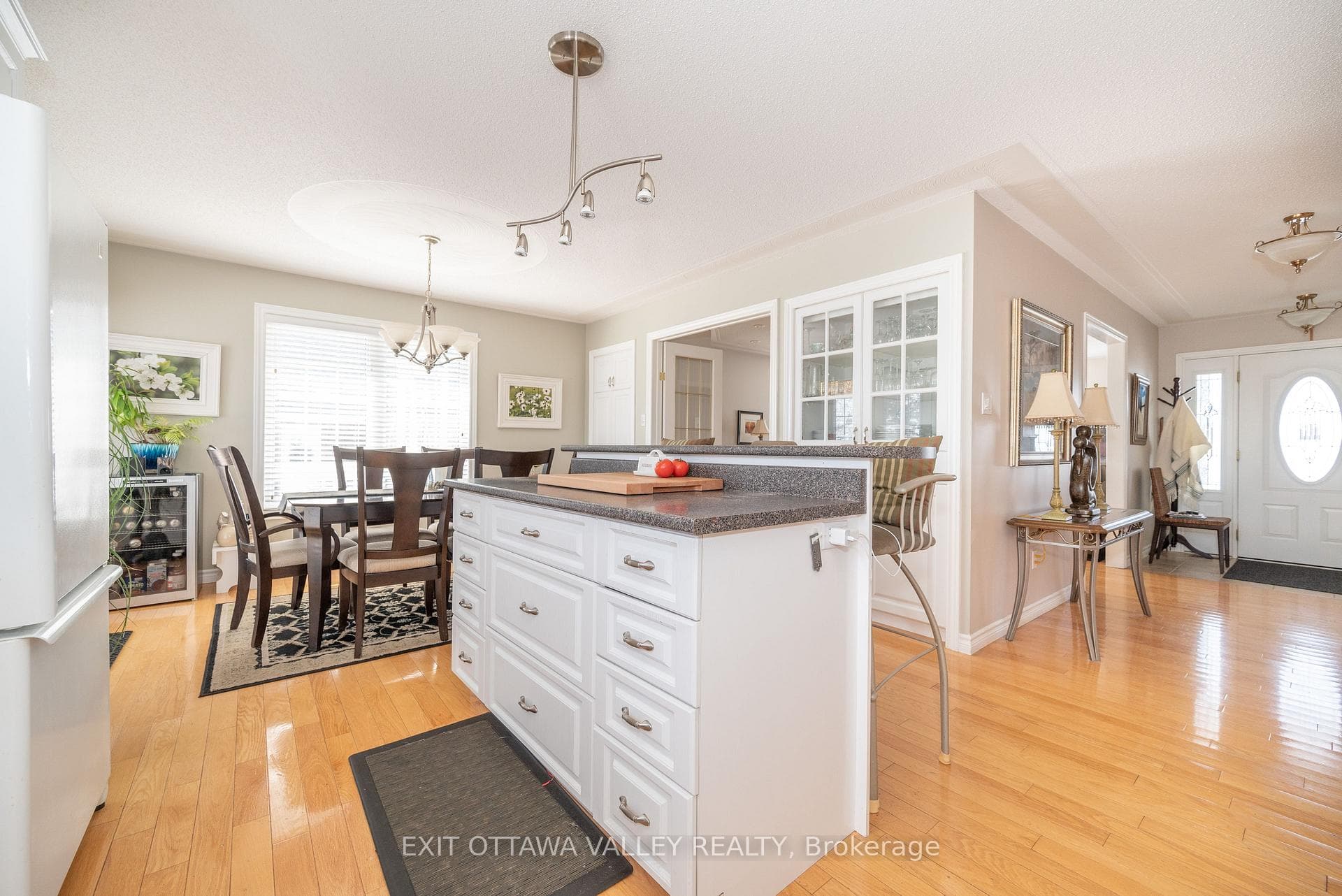 Large island w/ storage and breakfast bar/seating
