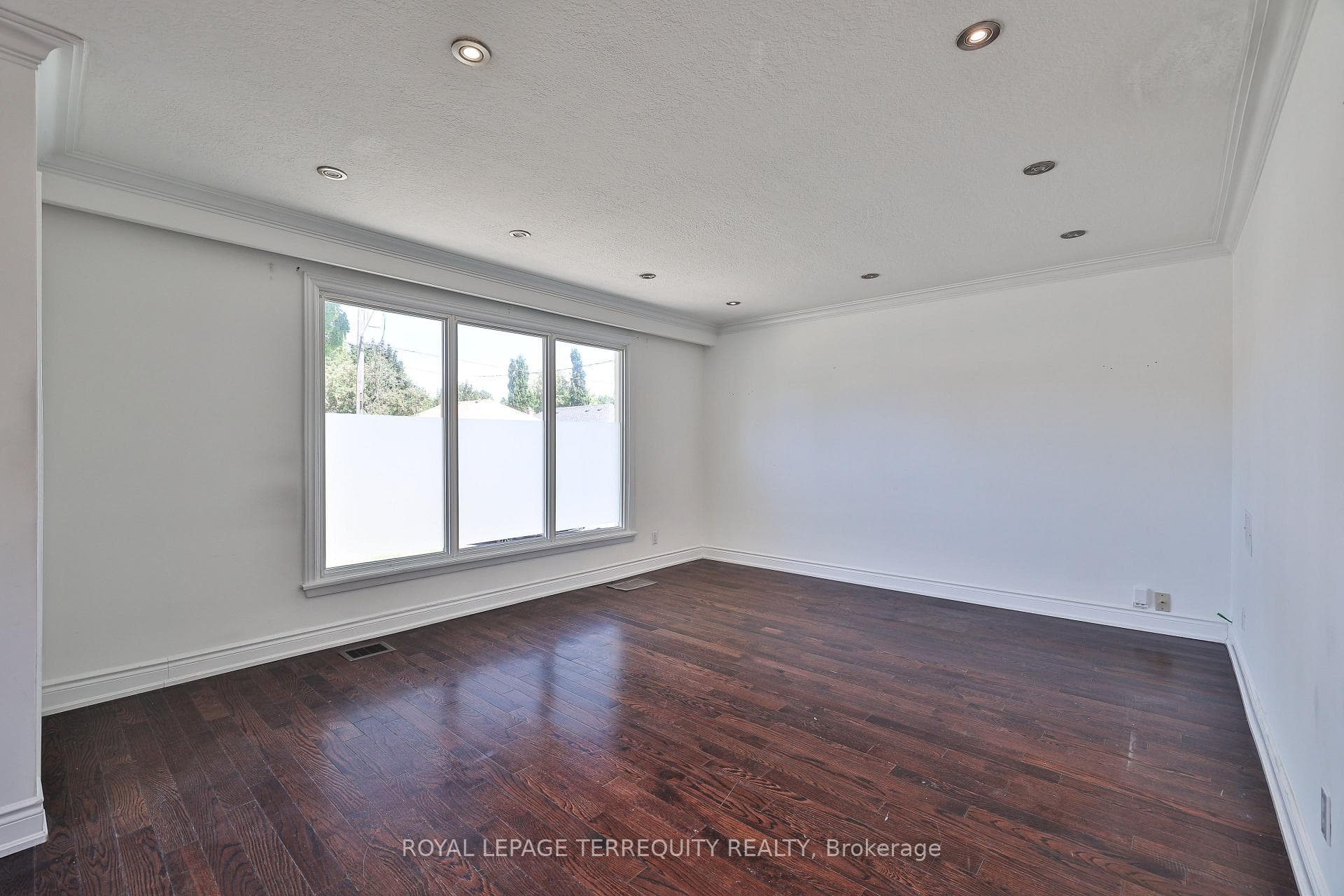 13 Bardwell Crescent photo 8