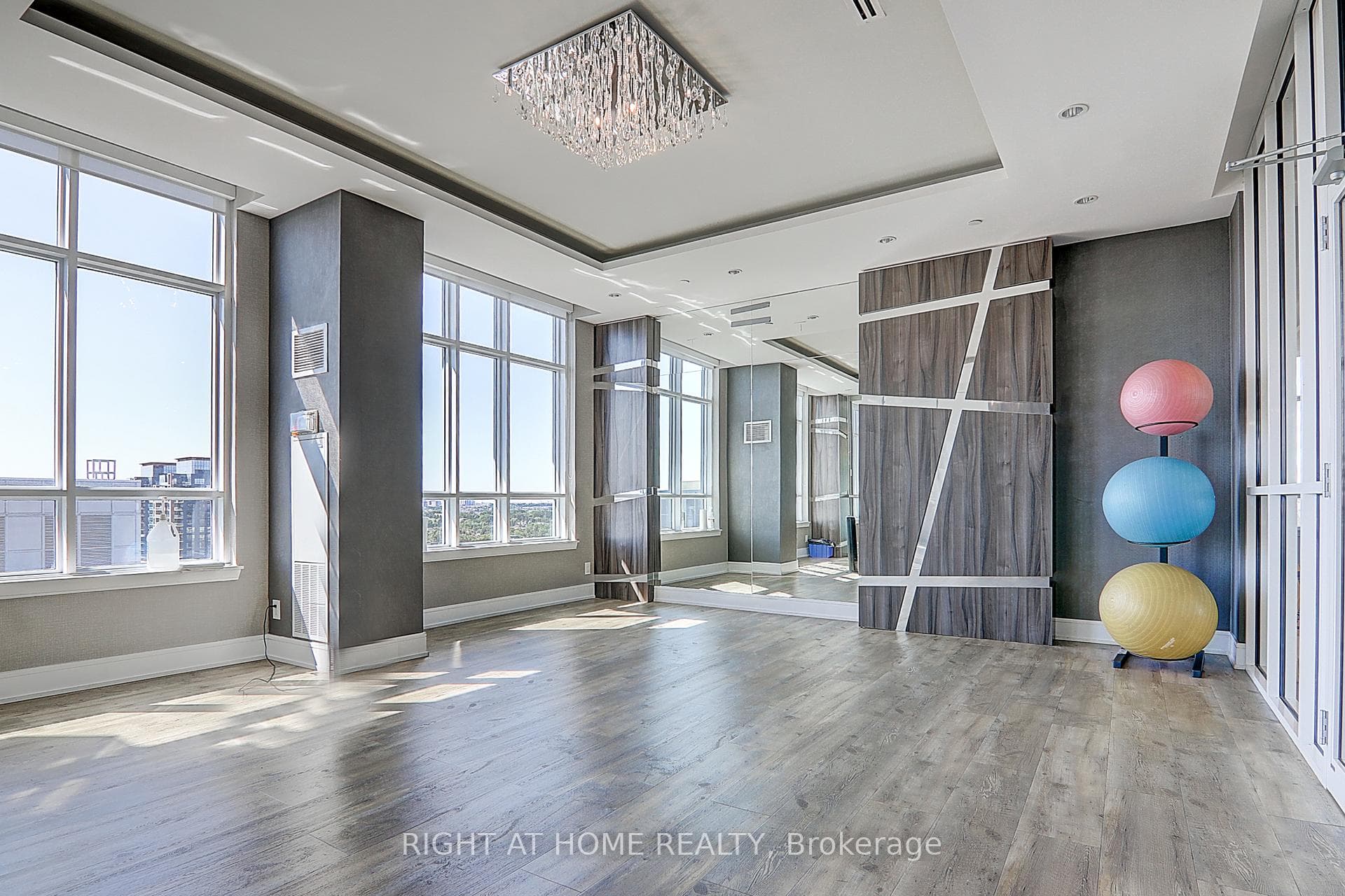 9201 YONGE Street Unit 205 photo 32