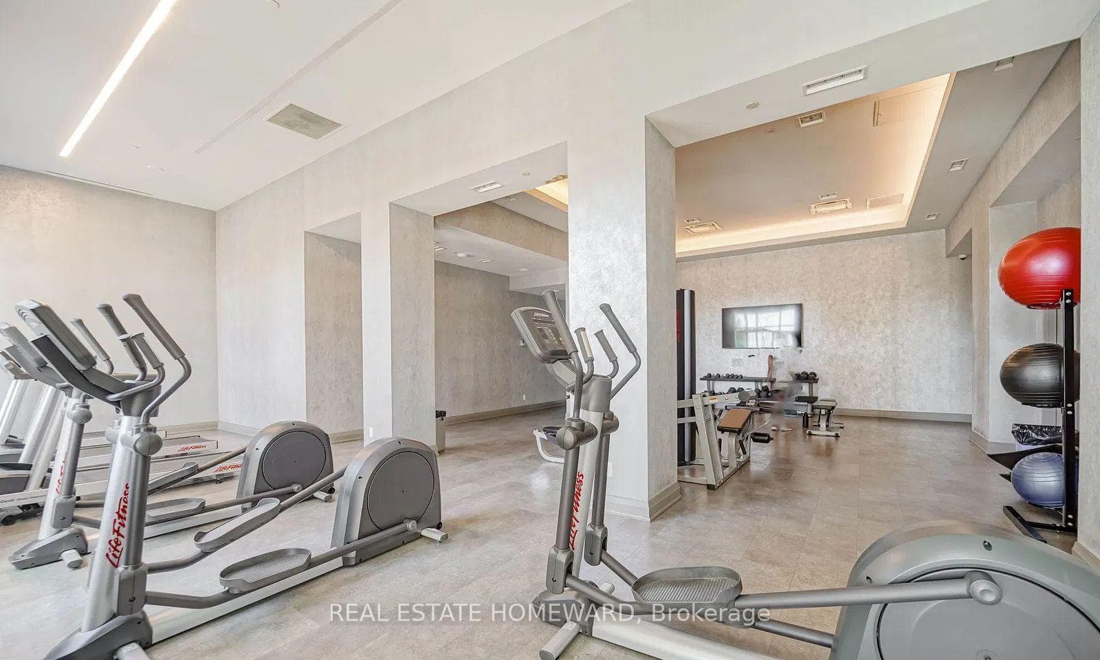 20 Meadowglen Place Unit 827 photo 4