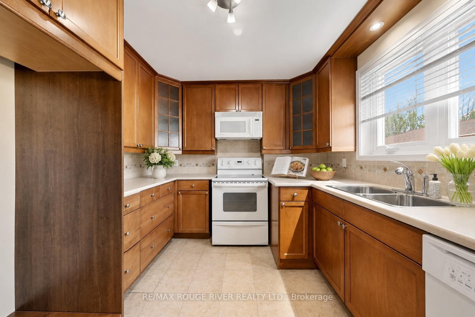102 Taysham Crescent photo 5