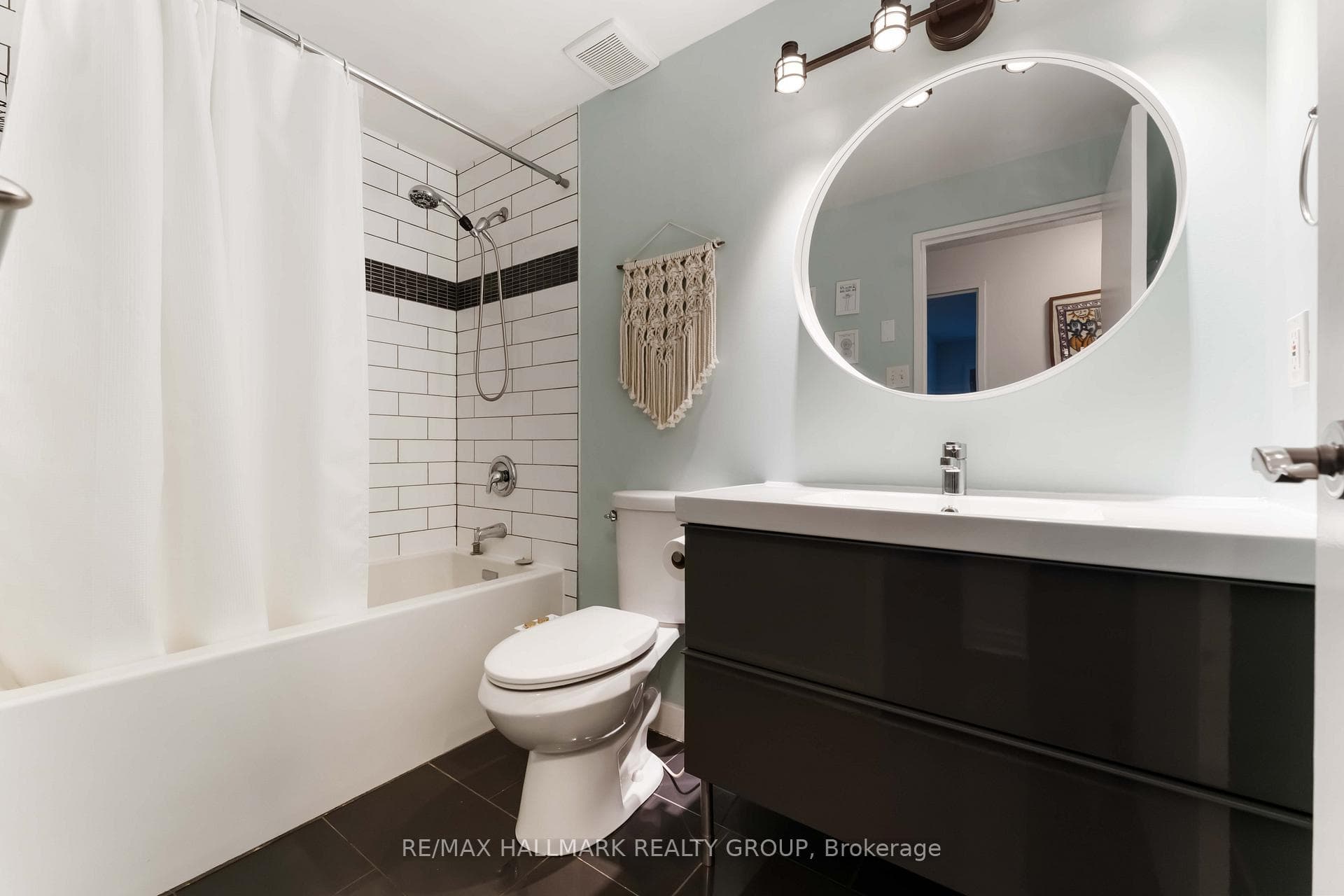 50 BURNSIDE Avenue Unit 205 photo 24