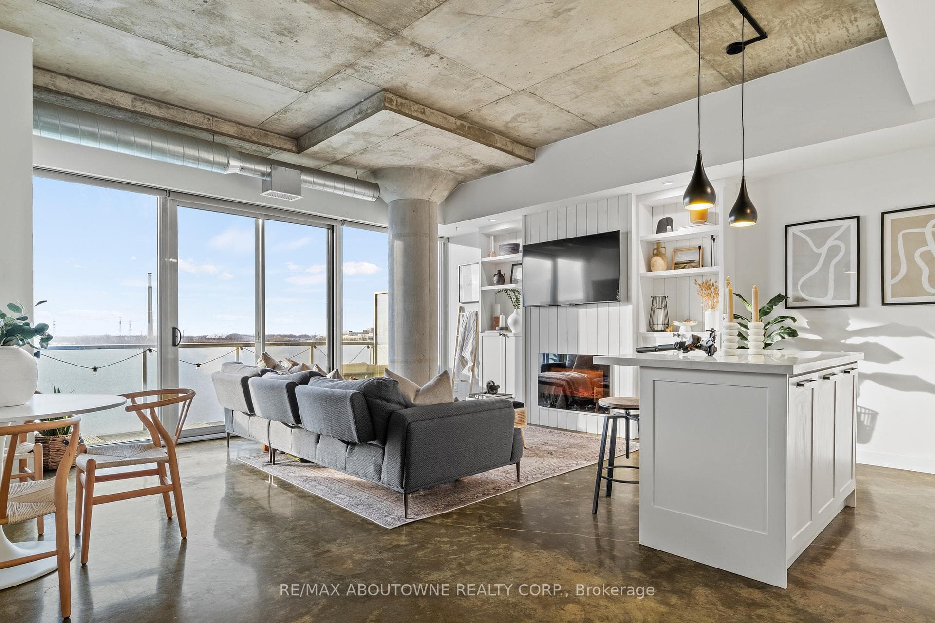 201 Carlaw Avenue Unit 711 photo 1