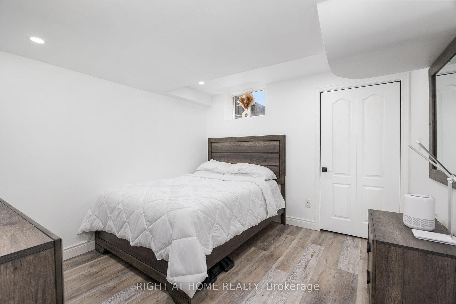 2223 Dawson Crescent photo 31