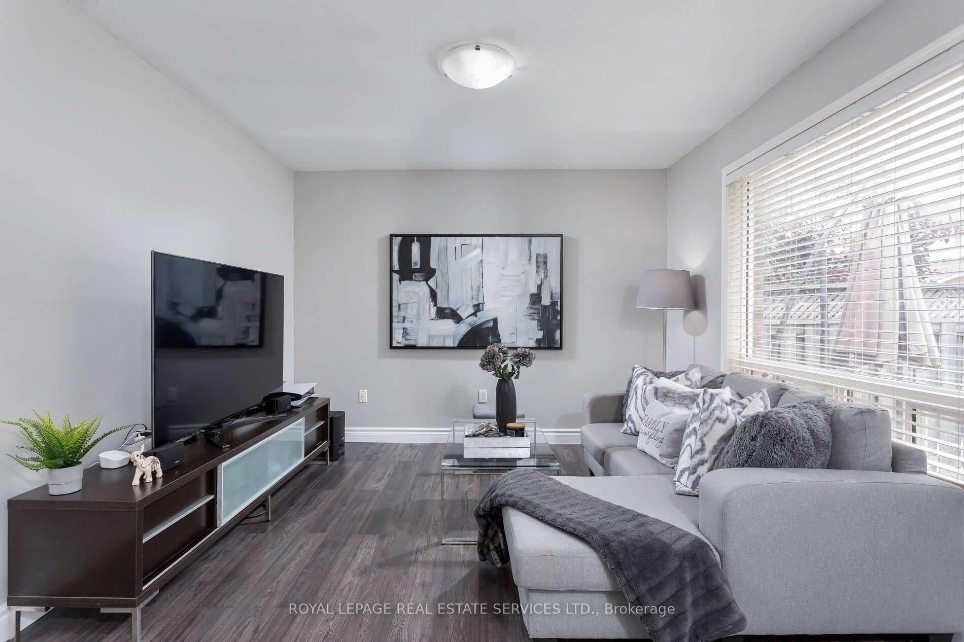 1619 Cartwright Crescent photo 8