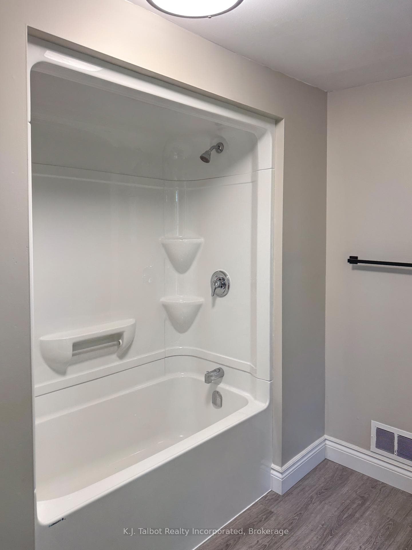600 Fishleigh Street photo 19
