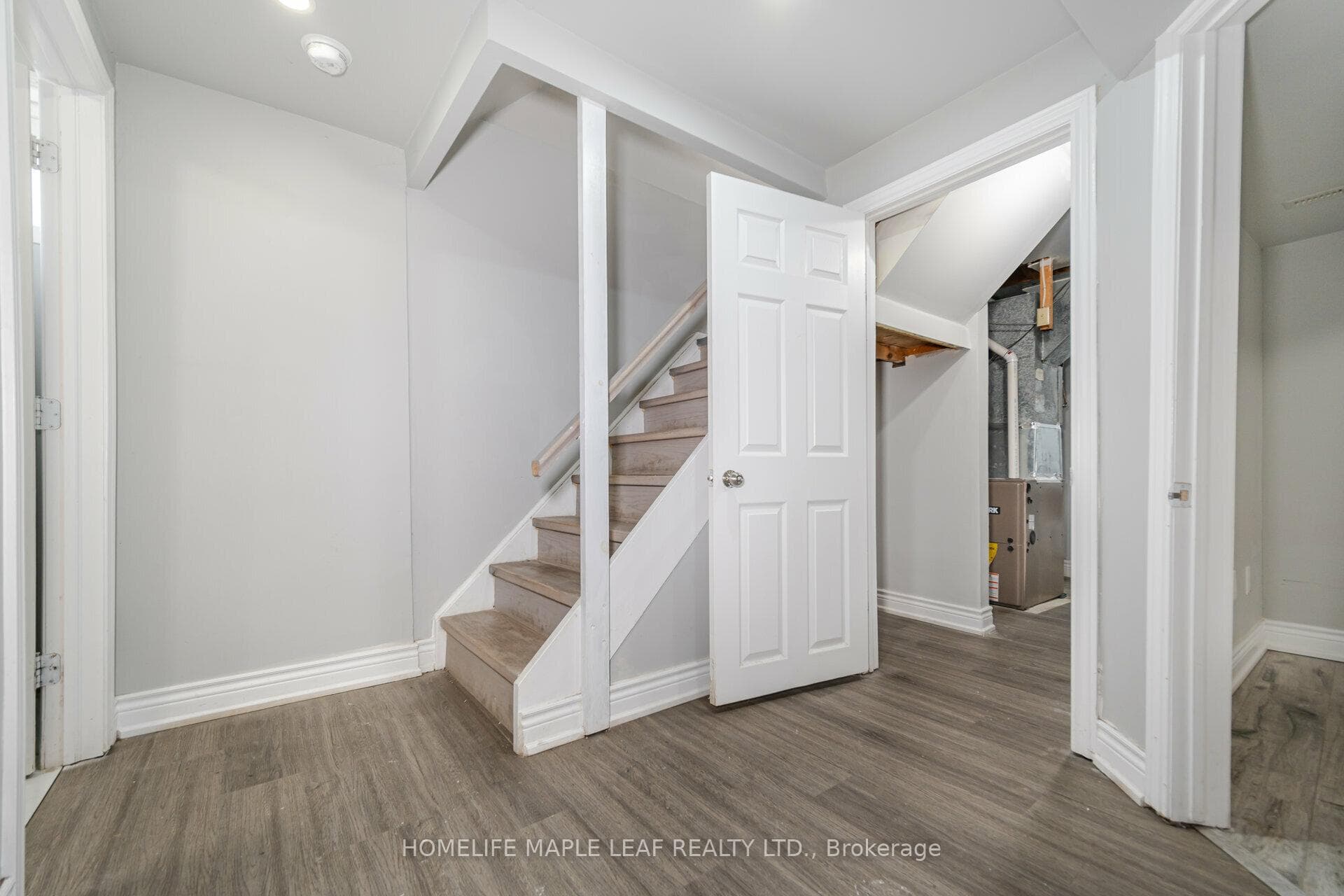44 MOZART Crescent photo 22