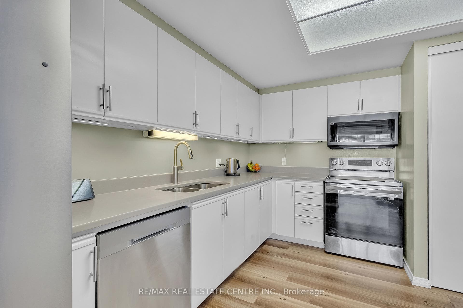 105 BAGOT Street Unit 202 photo 8