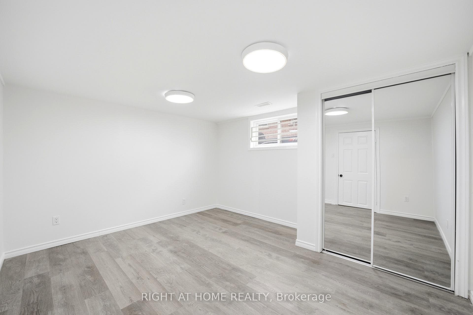 839 Glen Street photo 35