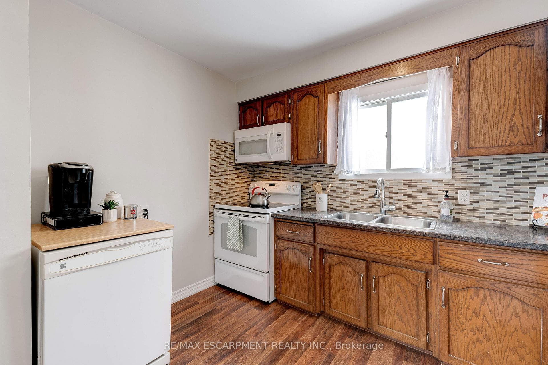 138 Sekura Crescent photo 8