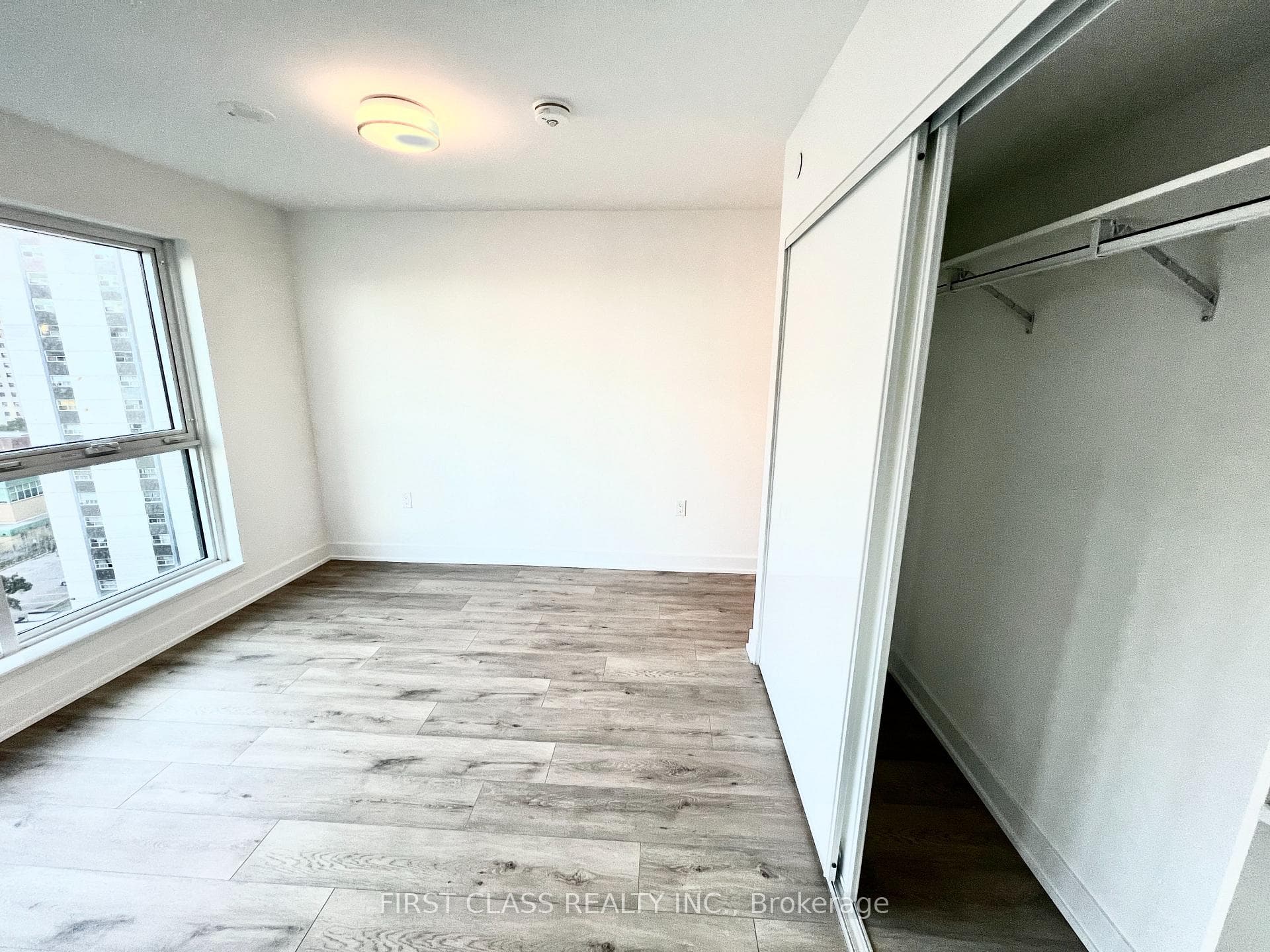 585 Bloor E. Street Unit 1021 photo 5