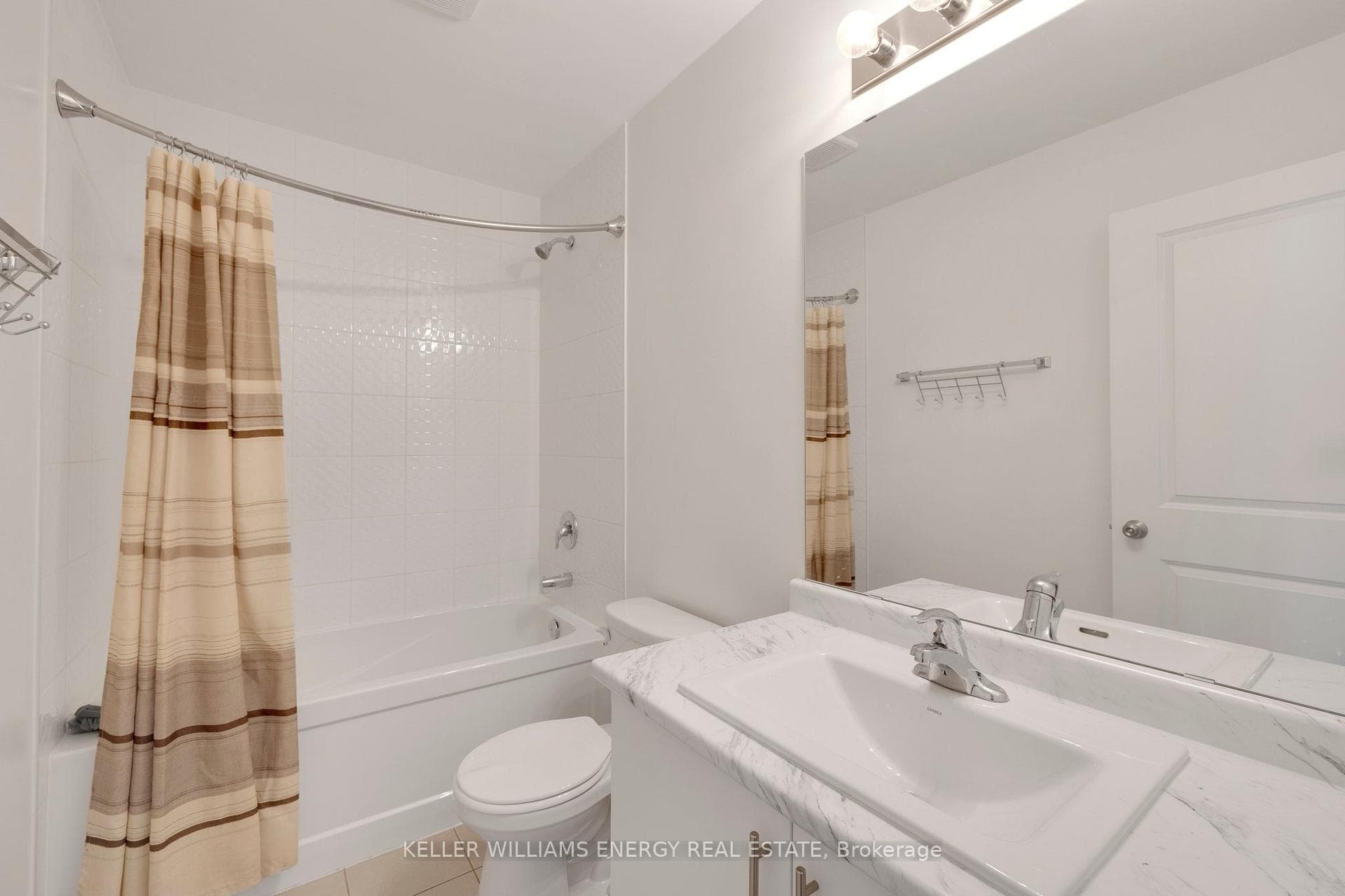 87 Caspian Square photo 23
