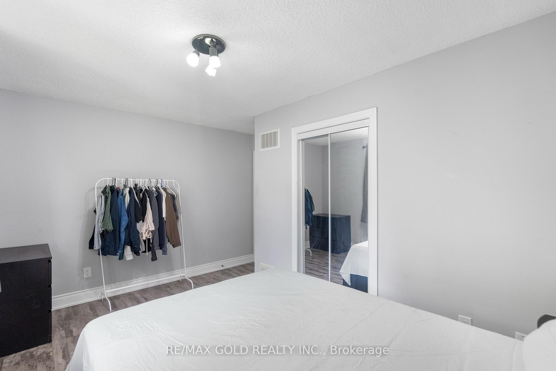 48 Maidstone Crescent photo 21