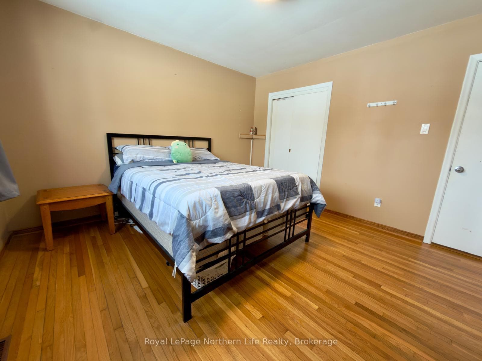 667 Montrose Avenue photo 18