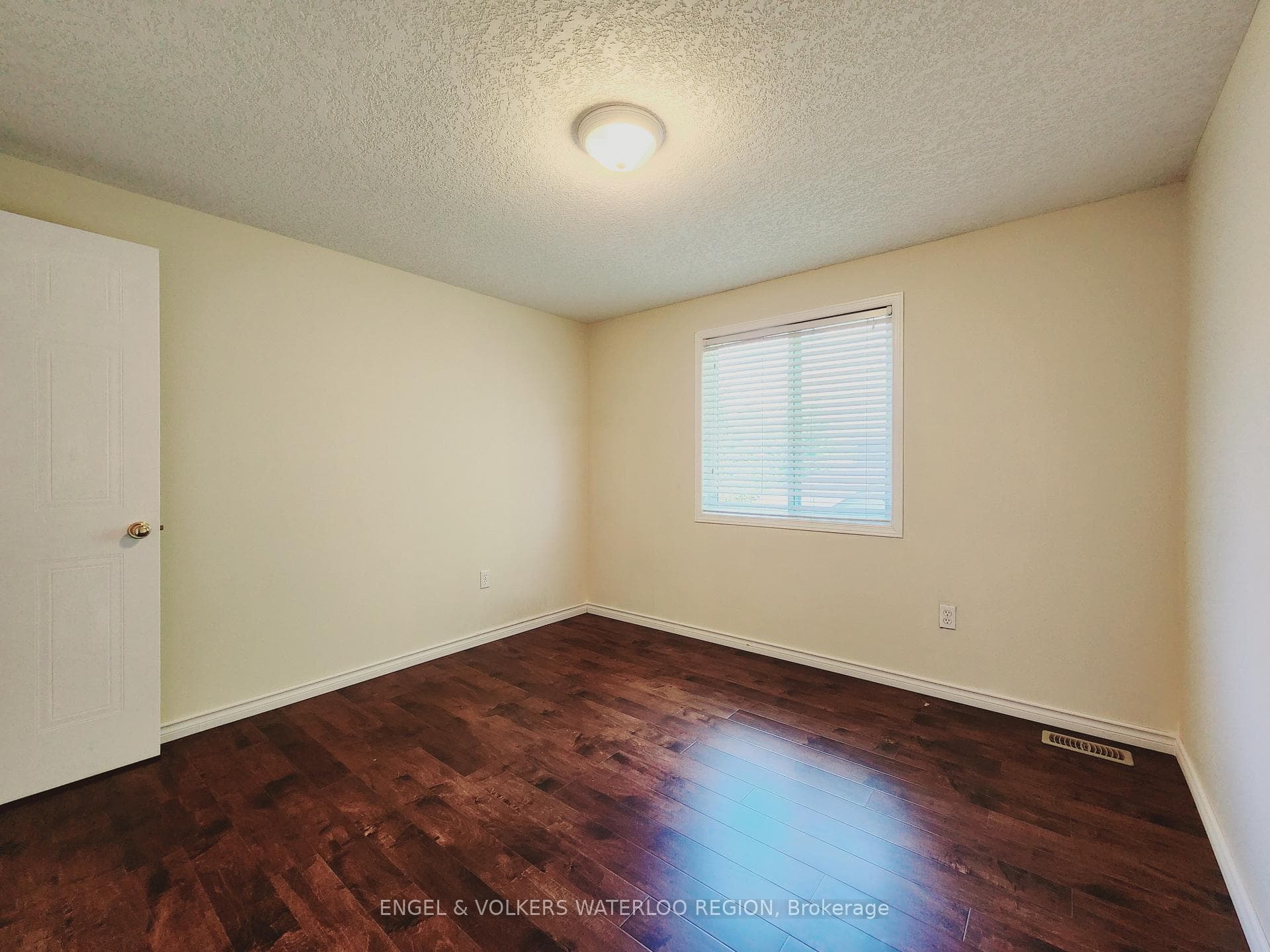 579 Dansbury Drive photo 25