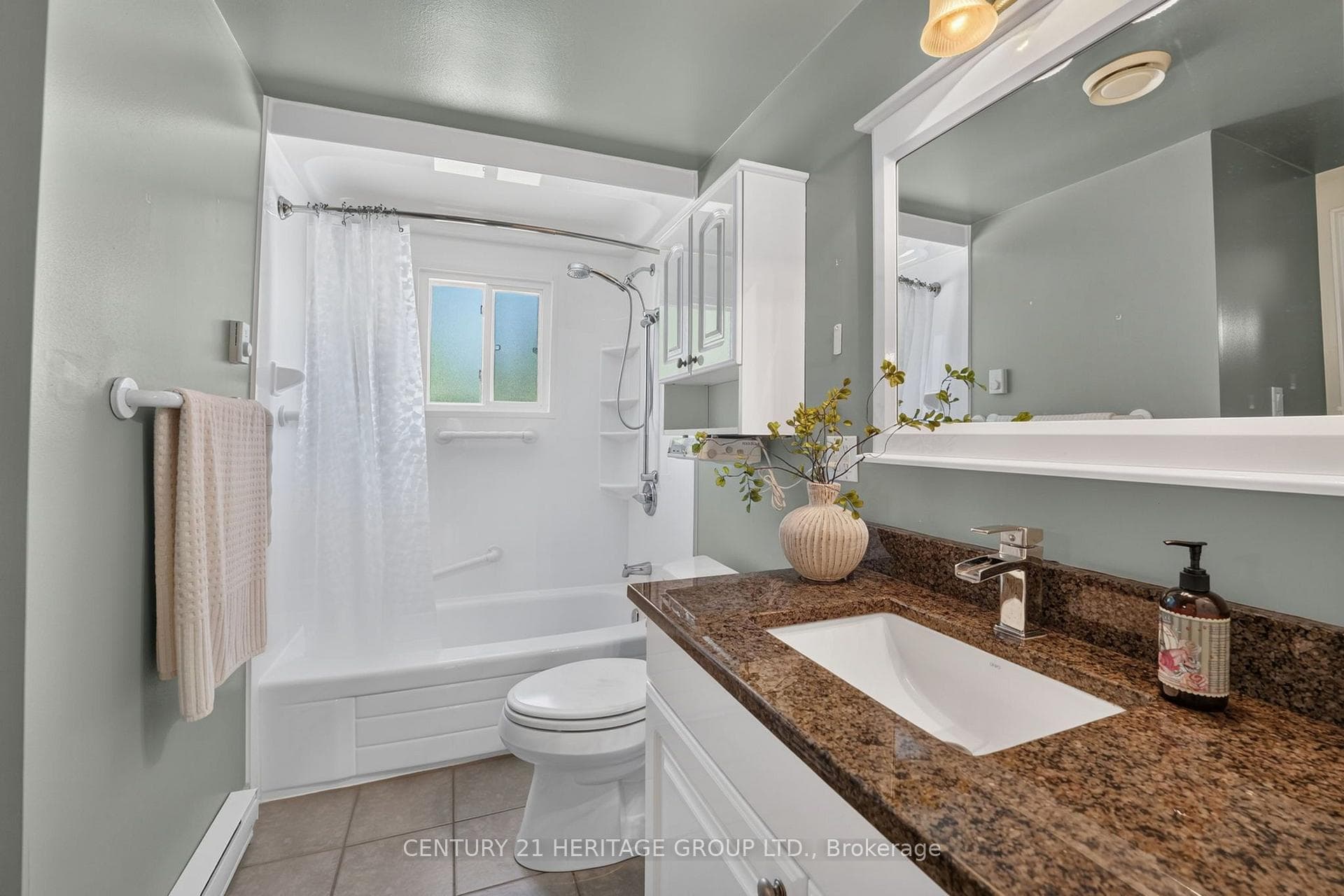 226 Lillian Crescent photo 18