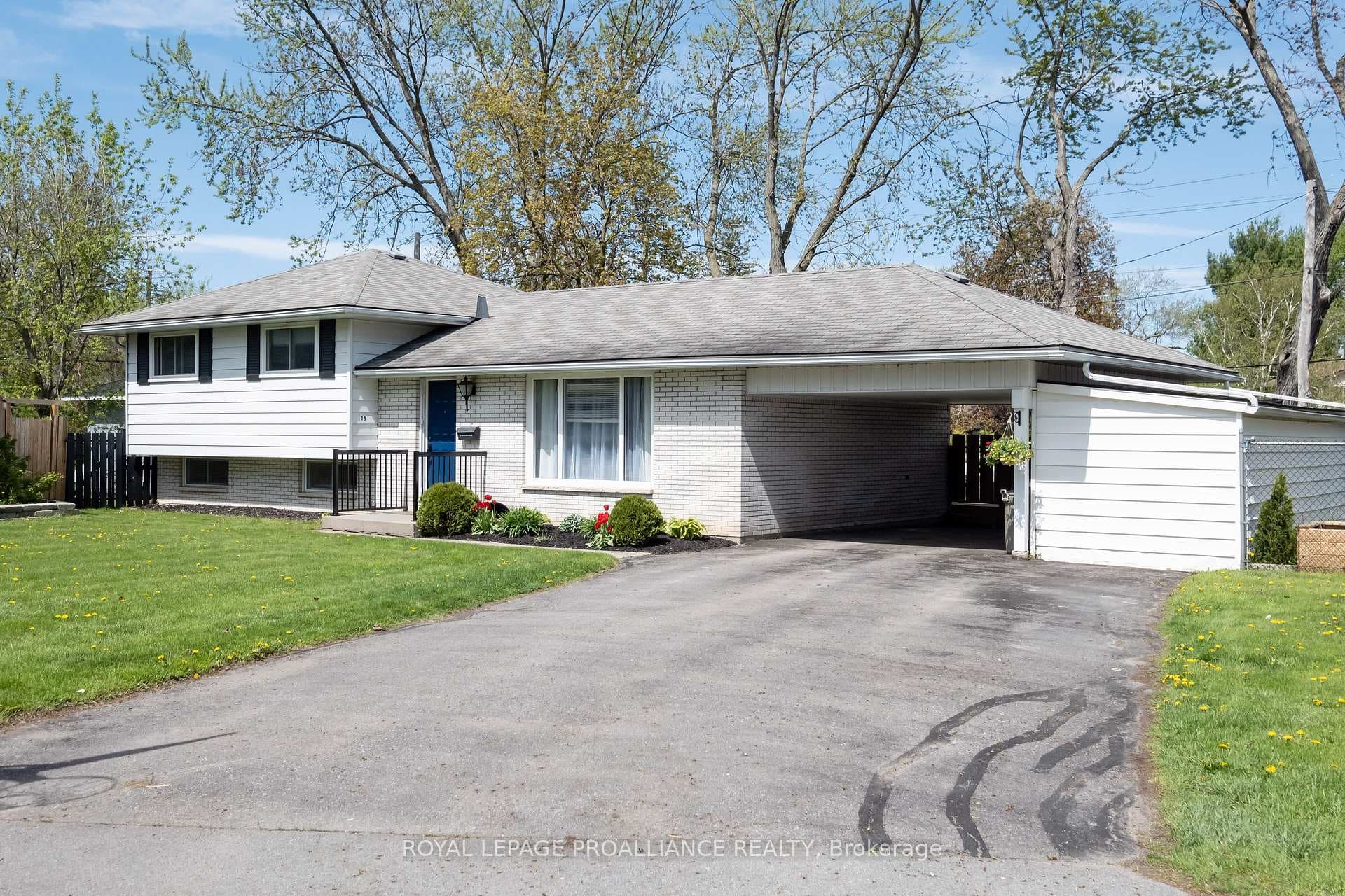 175 Daly Crescent photo 2