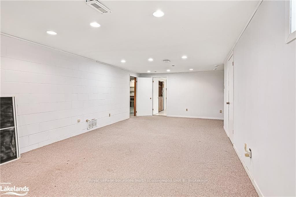 217 SIMCOE Street photo 22