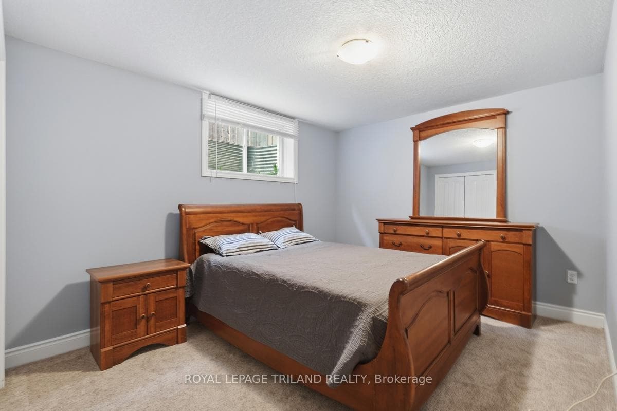 989 Roulston Crescent photo 29