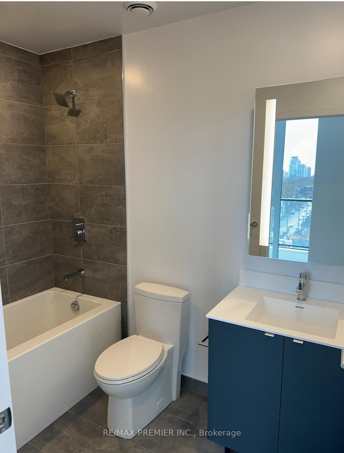 500 Dupont Street Unit 715 photo 8