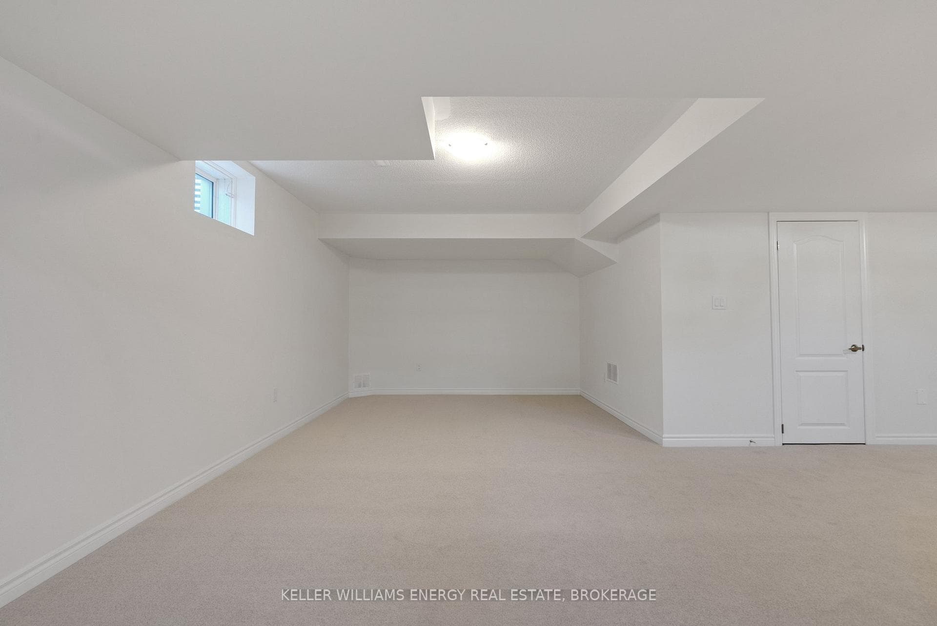 54 Mountainside Crescent photo 32