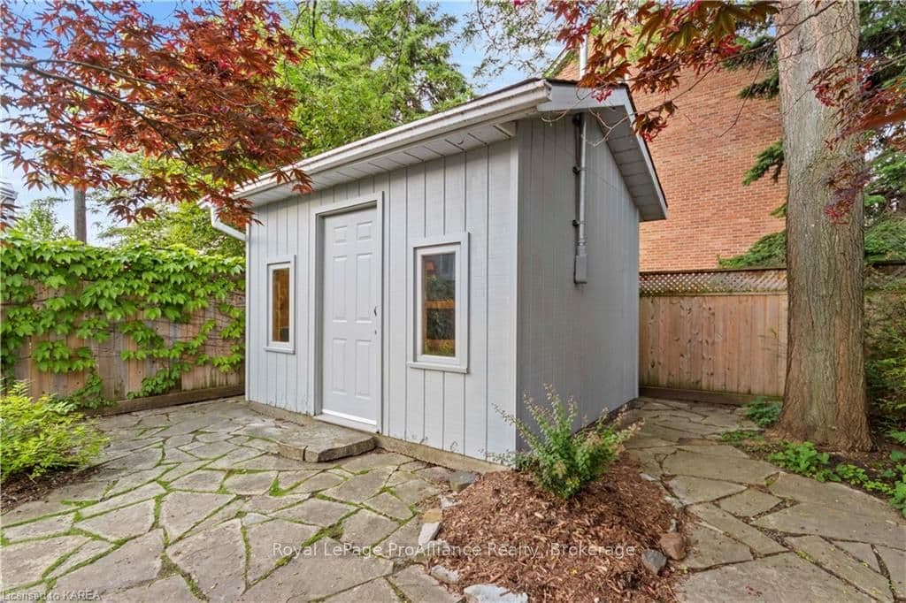 93 MOWAT Avenue photo 32