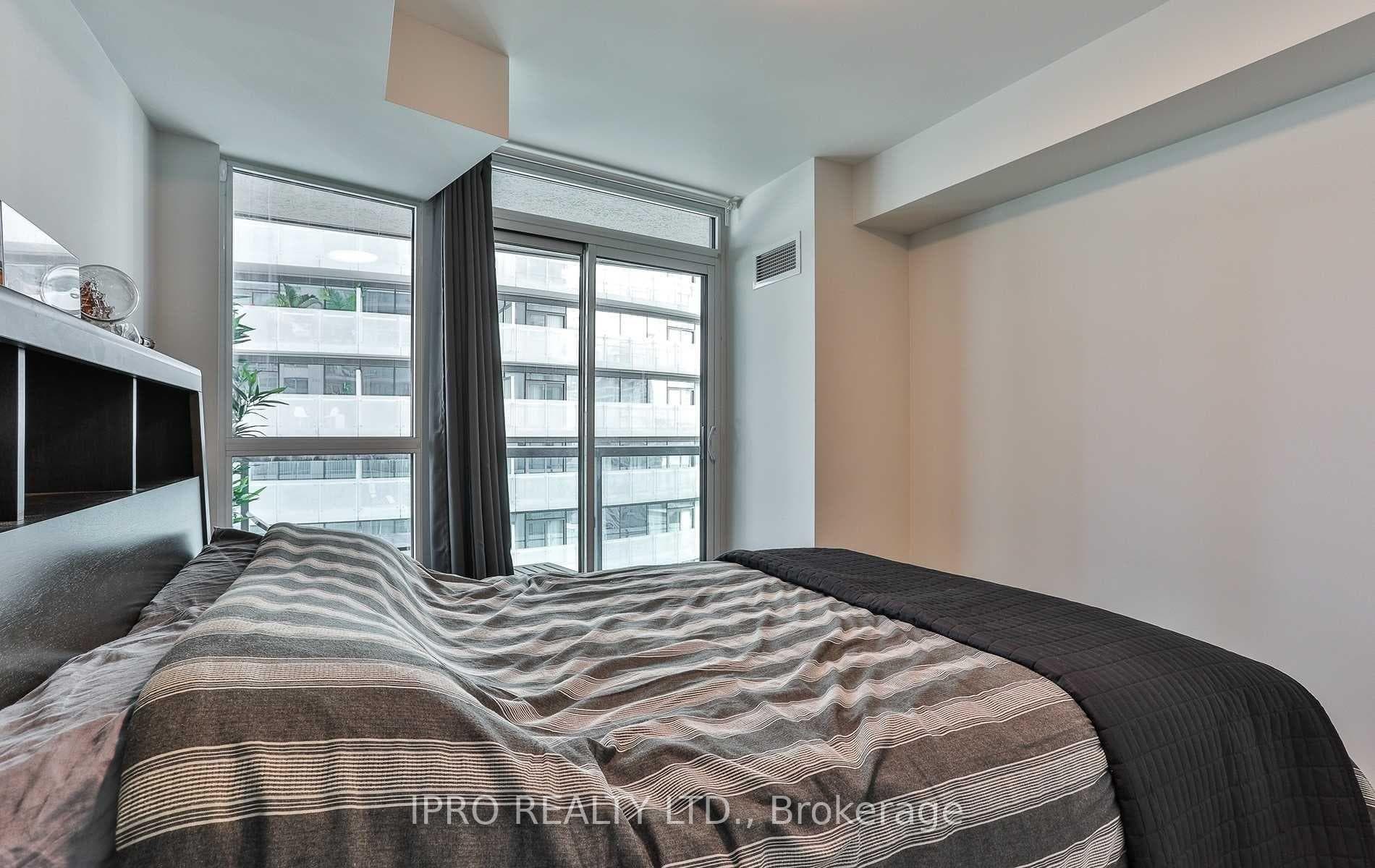 19 Grand Trunk Crescent Unit 1808 photo 11