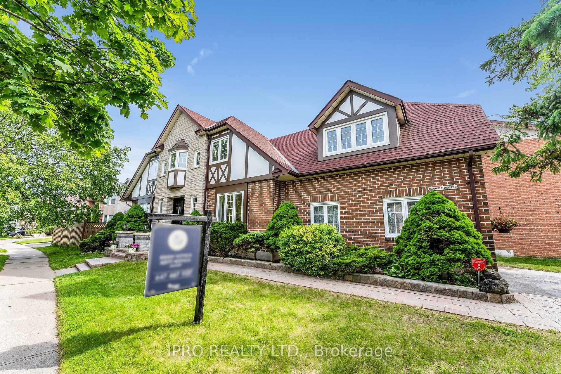 1699 Heathside Crescent photo 2