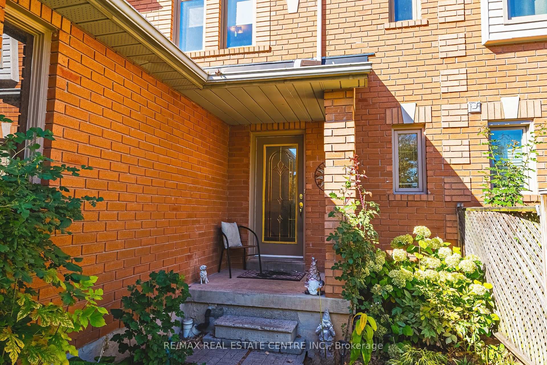 487 Taylor Crescent photo 3