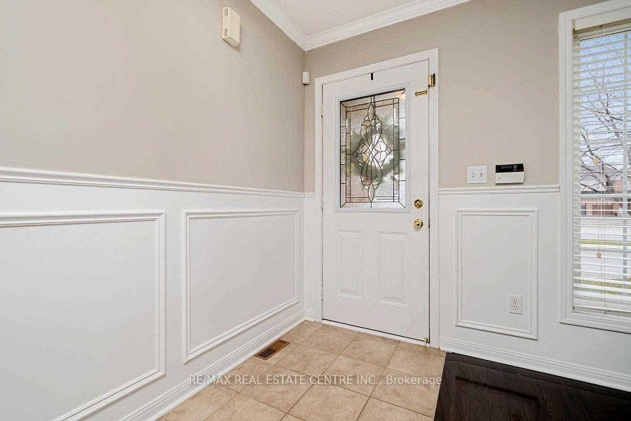 665 Thompson Road photo 3