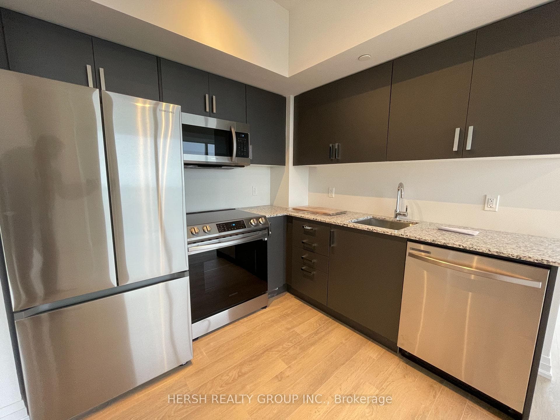 20 Meadowglen Place Unit 2004 photo 6