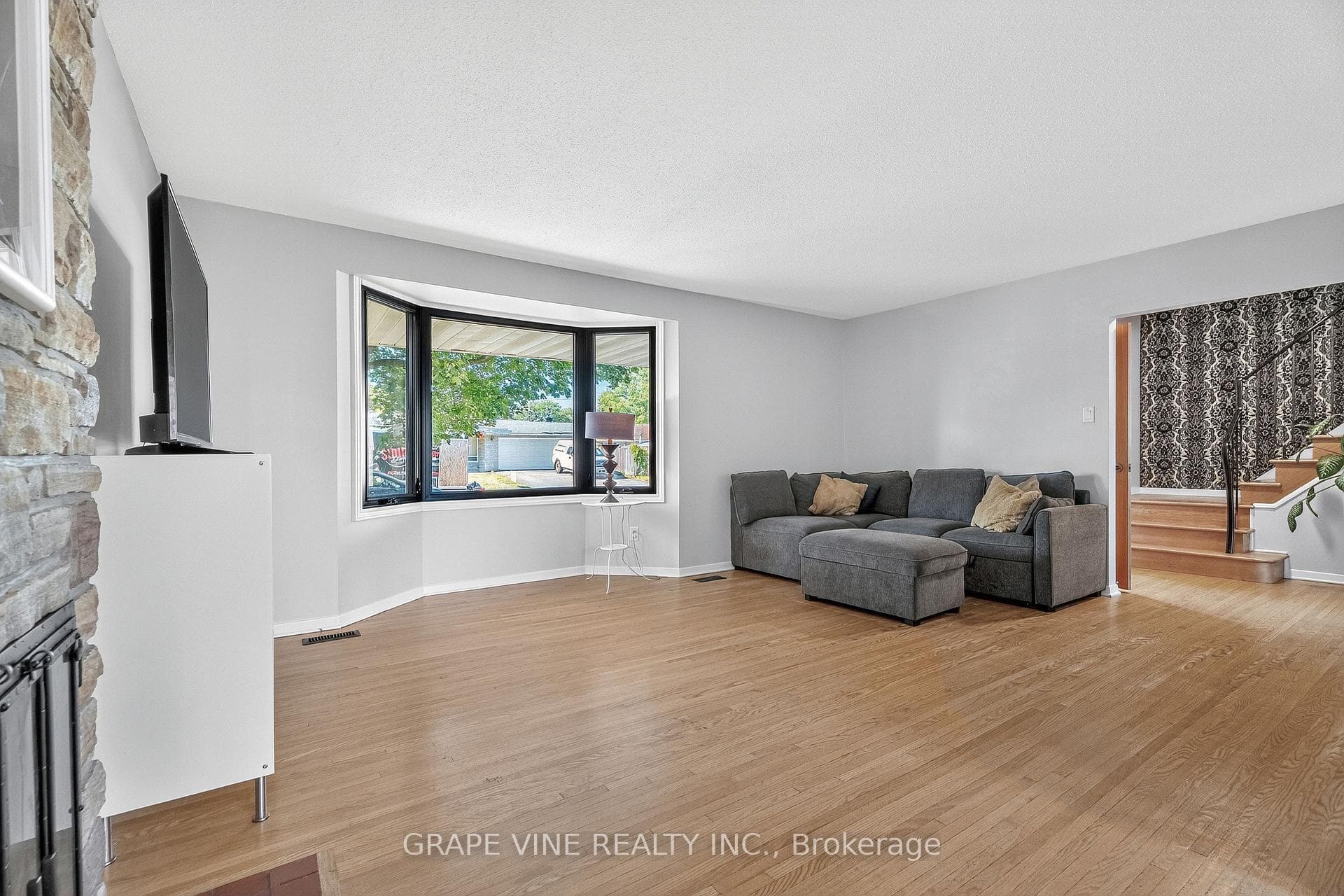 2405 Dwight Crescent photo 10
