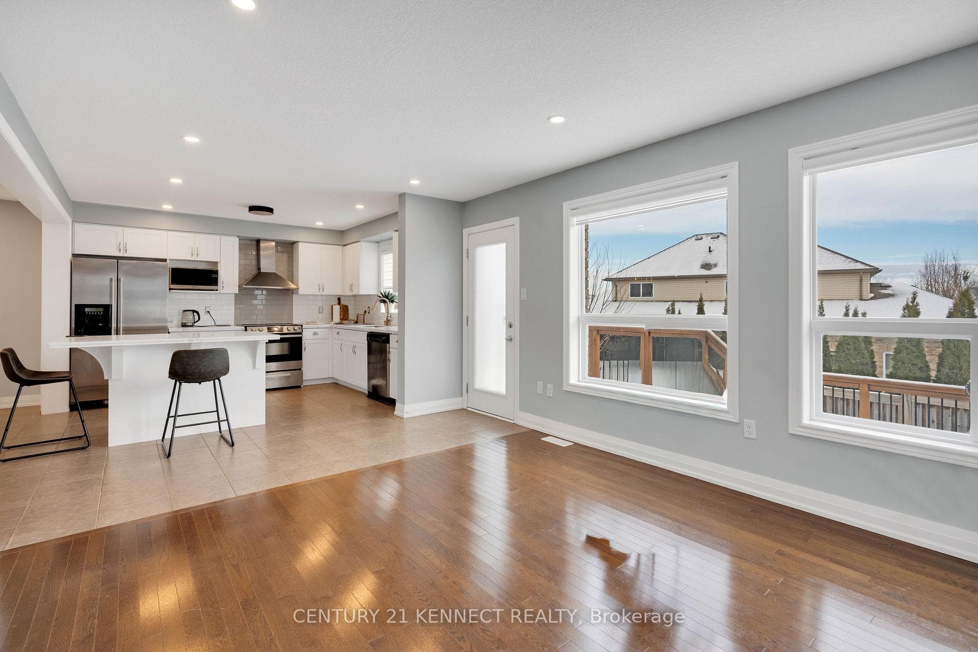 200 Courtney Crescent photo 5
