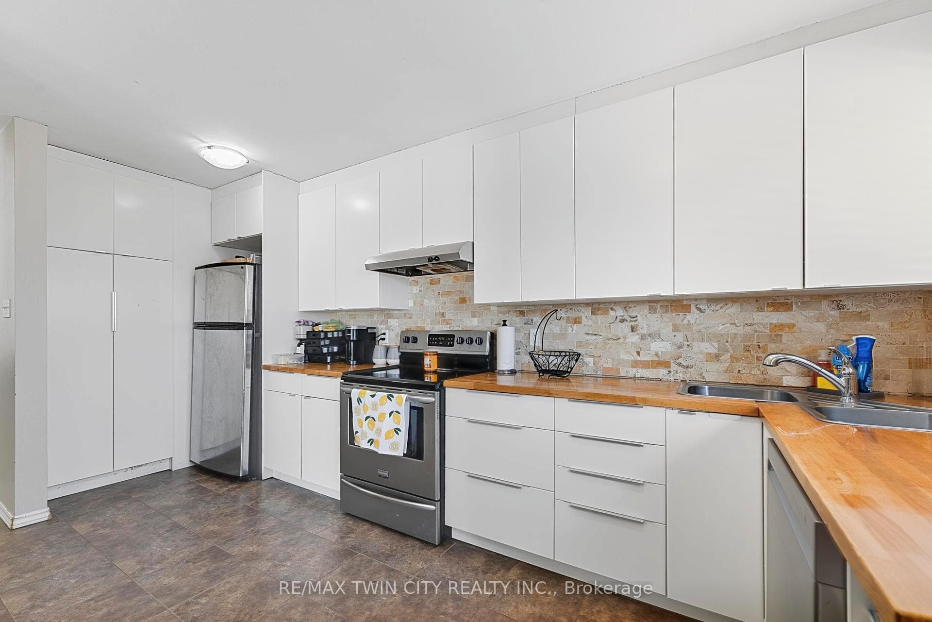 228 Holborn Drive photo 6