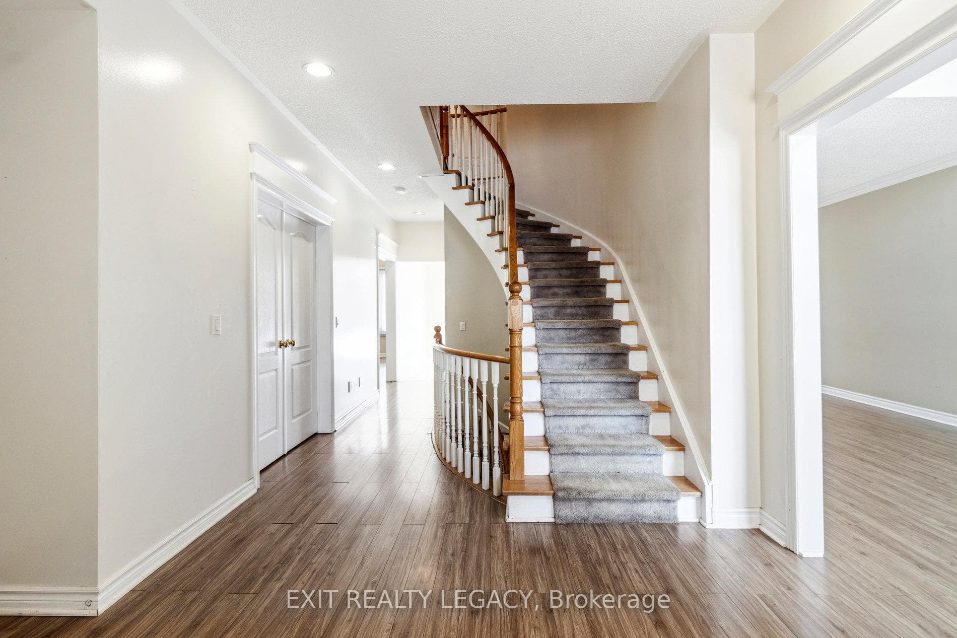 122 Ventura Way photo 3
