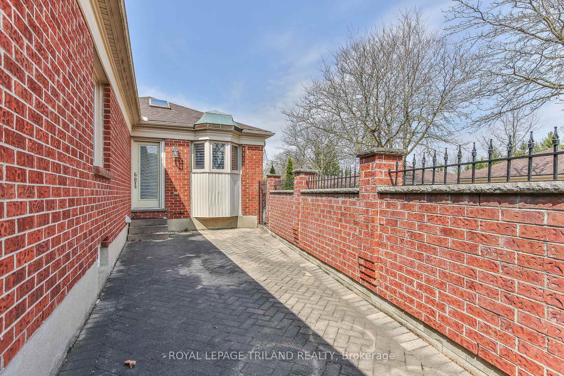60 ROSECLIFFE Crescent Unit 8 photo 42