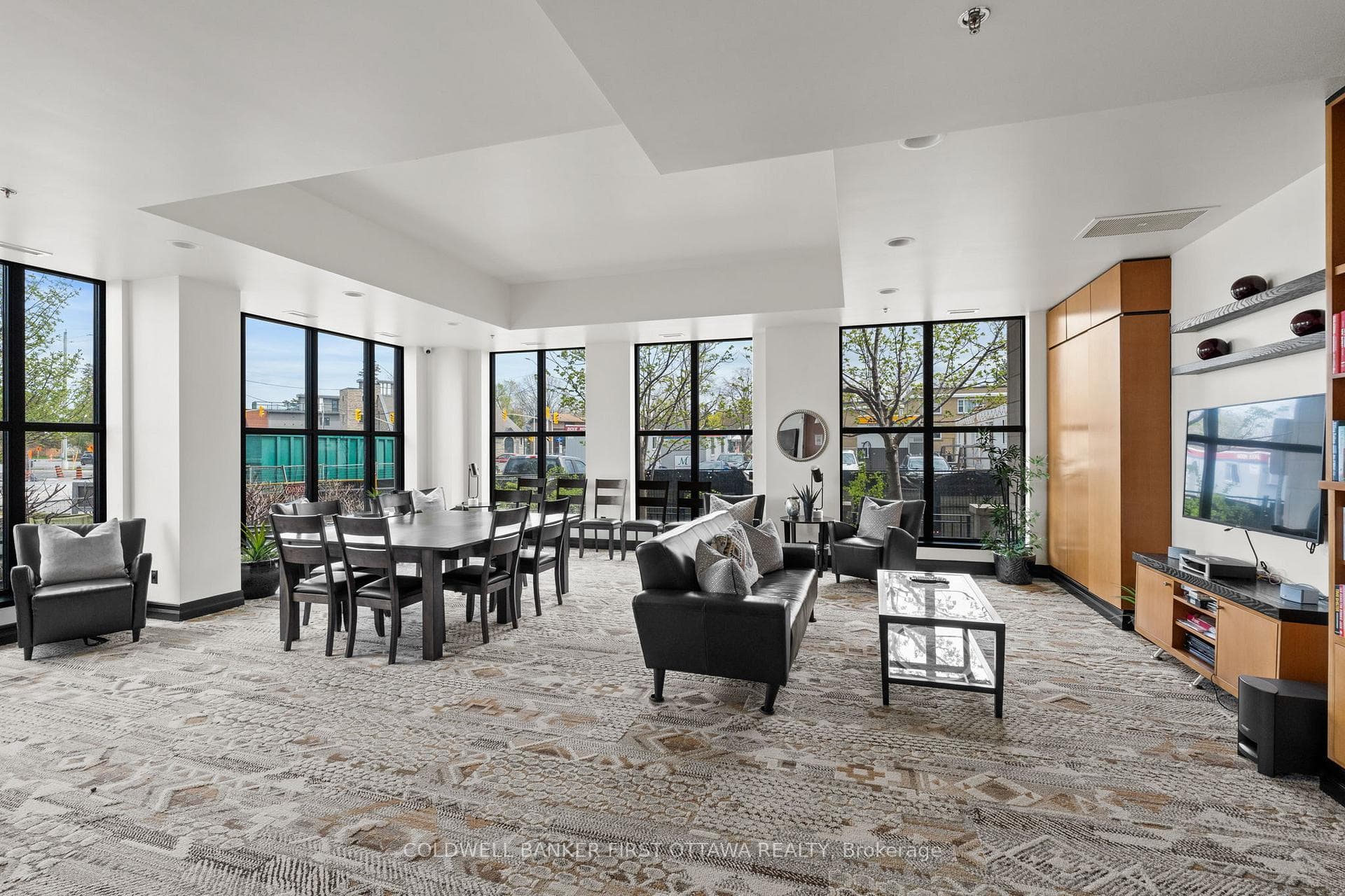 Massive party/Entertainment room w TV & library.
