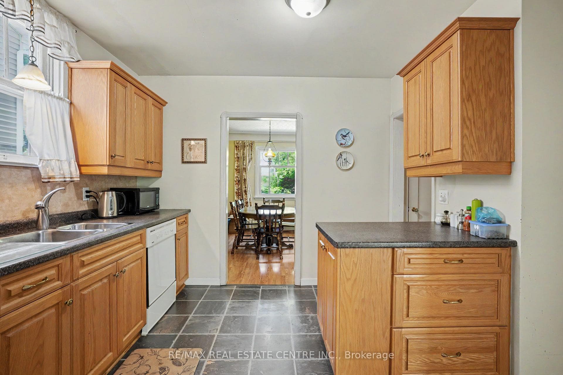2068 Wellington Avenue photo 8