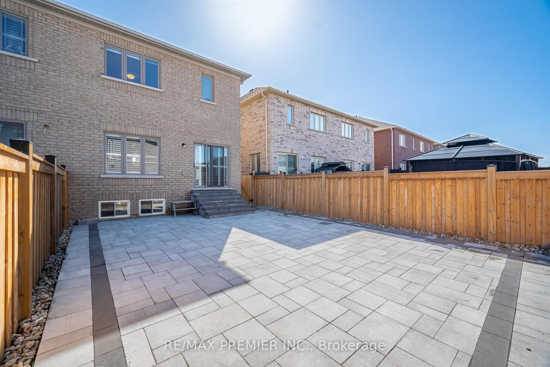 203 Sutherland Avenue photo 41