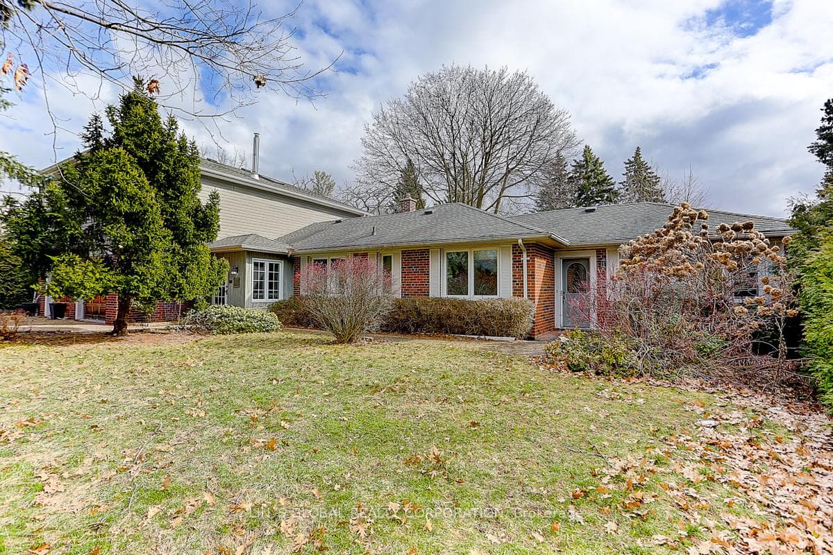 114 Arnold Crescent photo 3