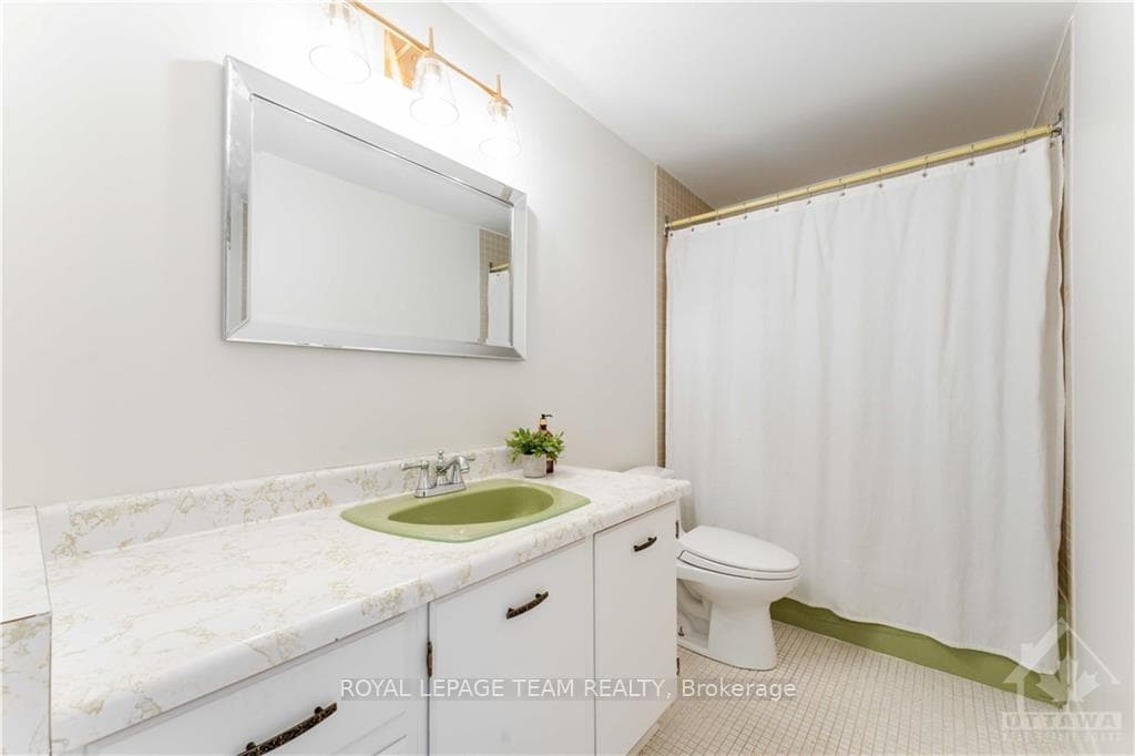 54 CENTREPARK Drive photo 24