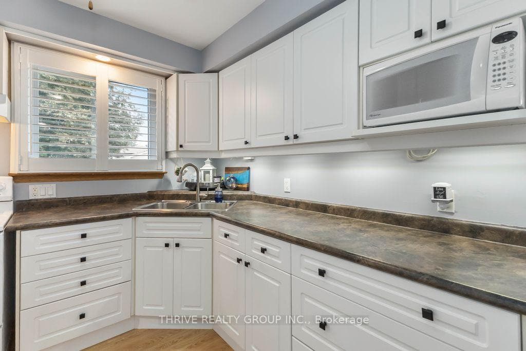 35 Surrey Crescent photo 5