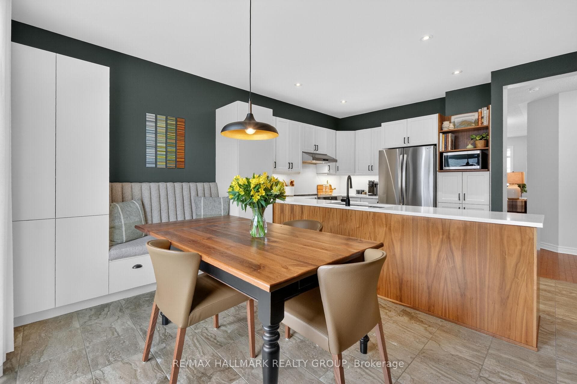 558 Genevriers Street photo 12