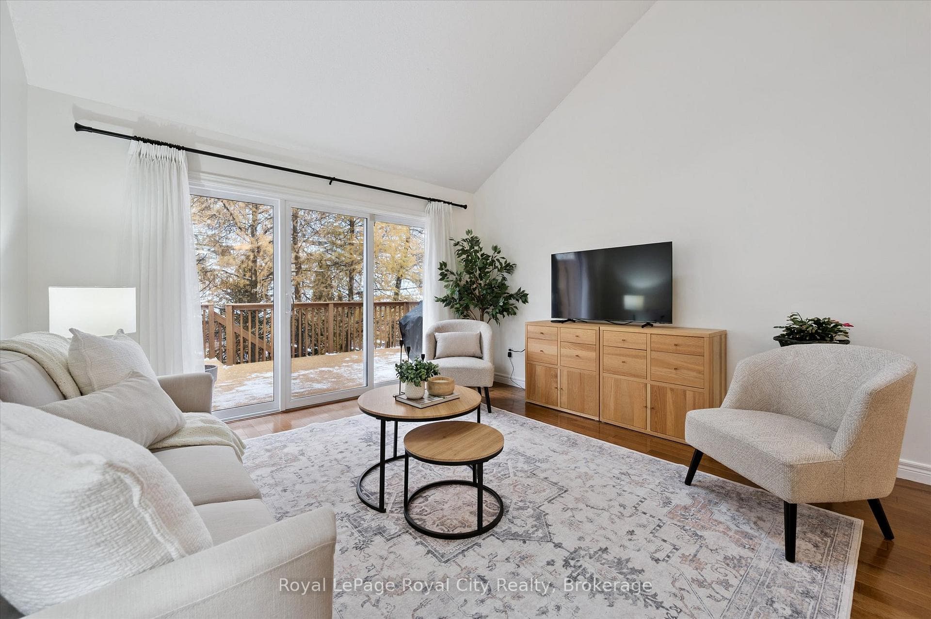 92 Schroder Crescent photo 13