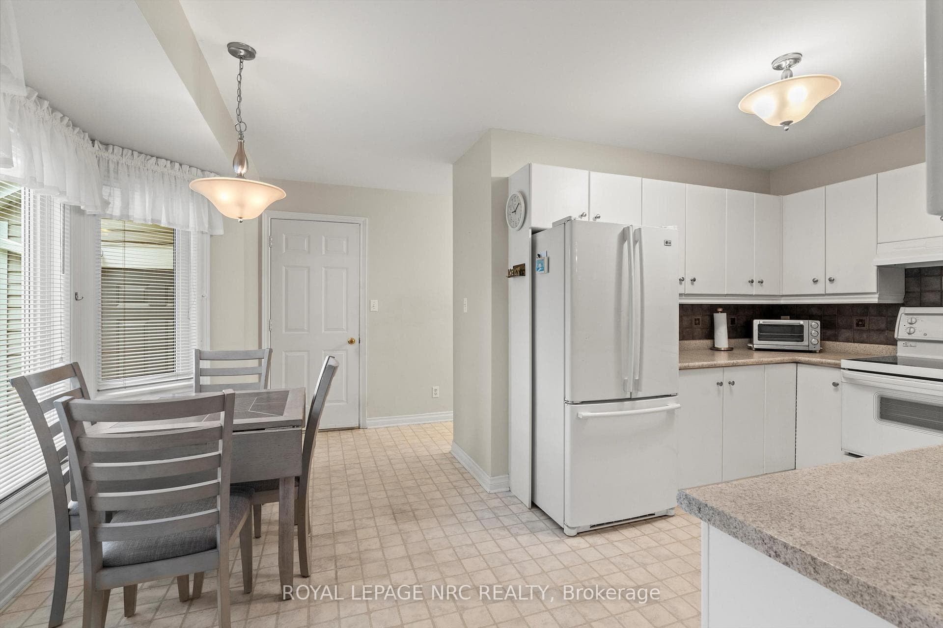 Kitchen and Dinette!