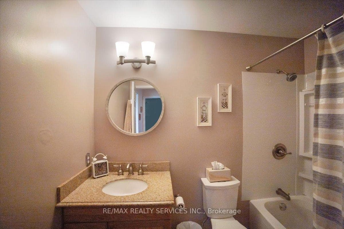 64 Mayfair Crescent photo 32