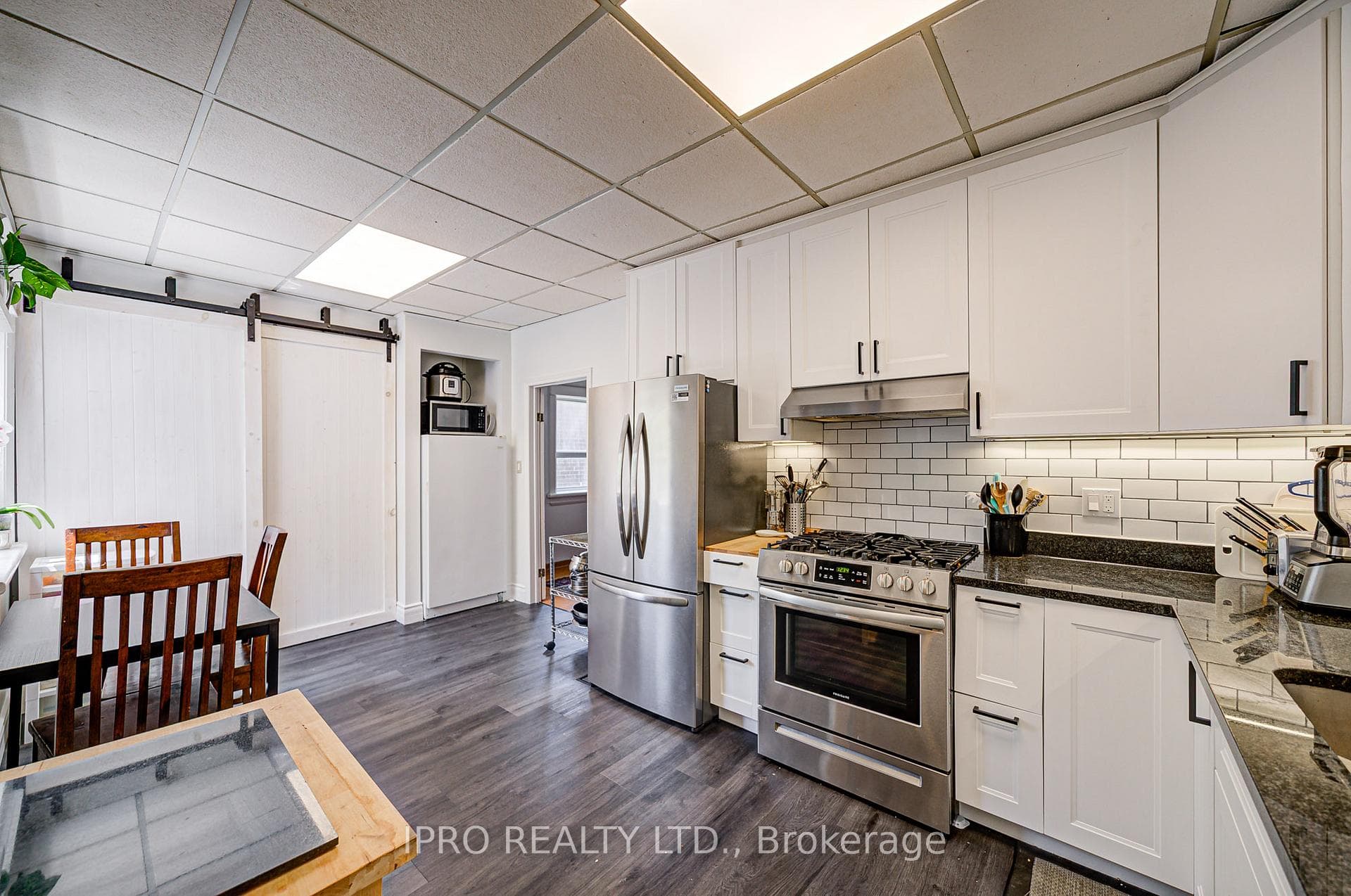 287 Queensdale Avenue photo 17