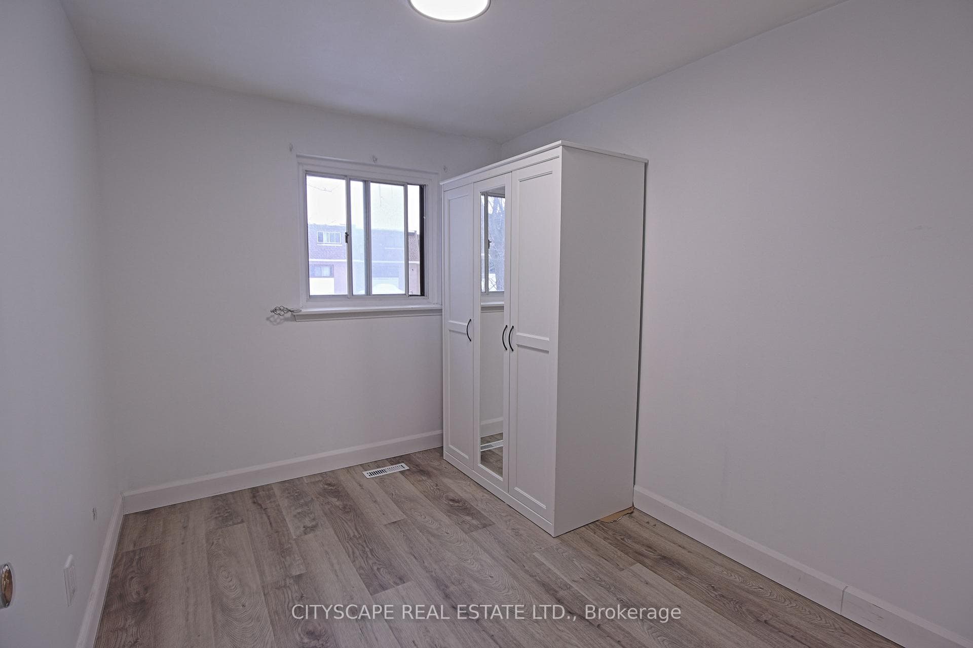 238 Fleetwood Crescent photo 10