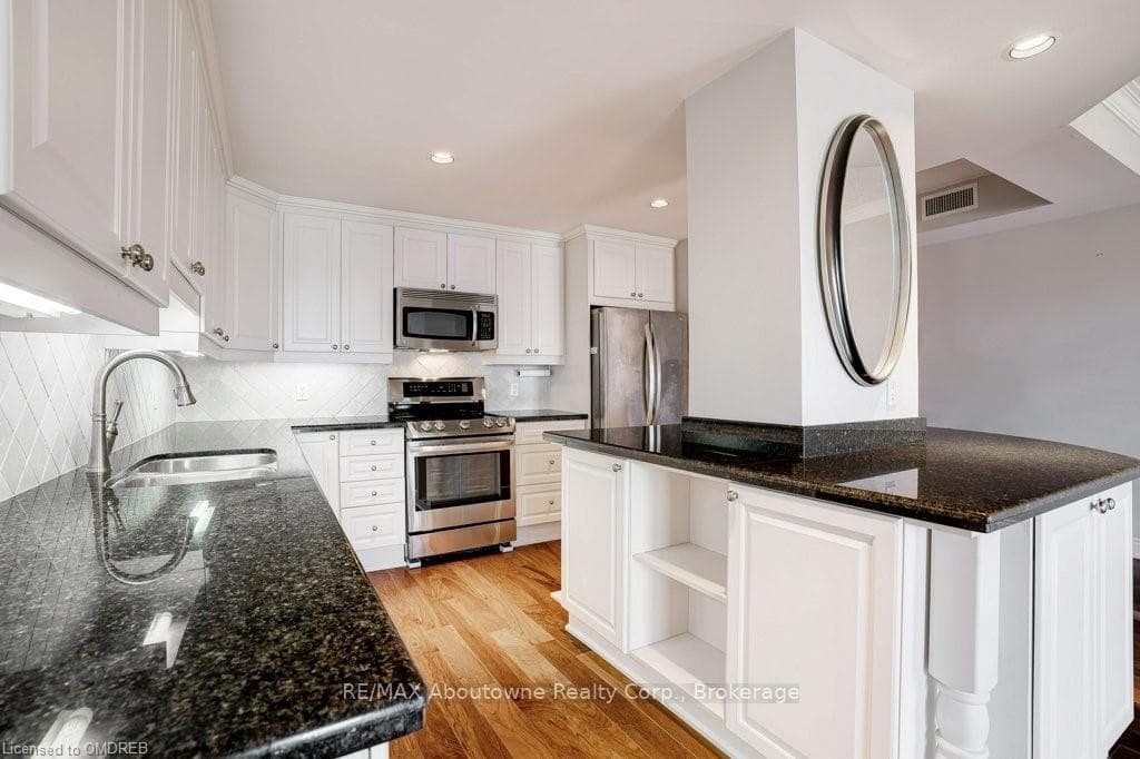 1477 LAKESHORE Road Unit 605 photo 7