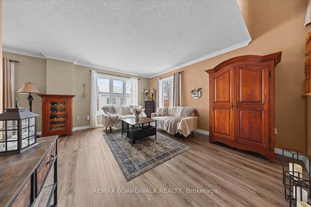 2285 Cecile Crescent photo 5